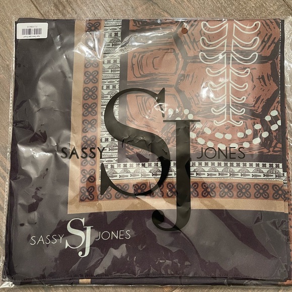 Aya Oversized Scarf by Sassy Jones - Picture 3 of 4